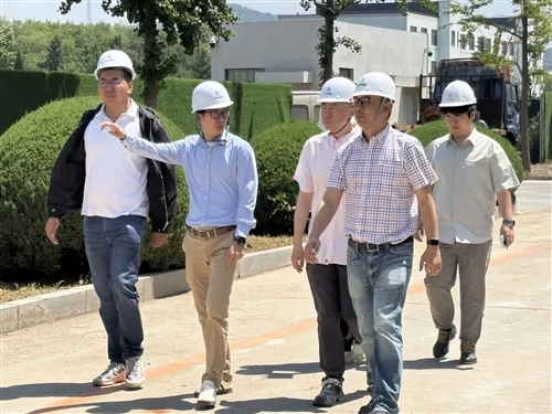 འདས་པའི་བདུན་ཕྲག་ནང་ ཨ་མི་རི་ཀའི་ཚོང་མགྲོན་པ་ཅིག་ ང་བཅས་རའི་ ཌ་ལི་ཡན་བཟོ་གྲྭ་...